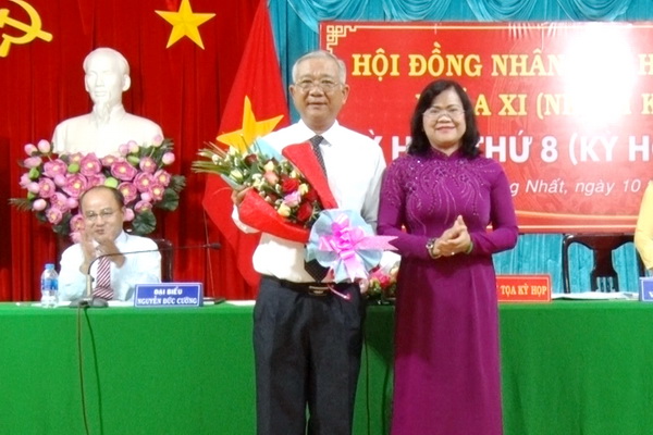 Phó chủ tịch UBND  tỉnh Nguyễn Hòa Hiệp tặng hoa chúc mừng Chủ tịch UBND huyện Thống Nhất Nguyễn Văn Quang