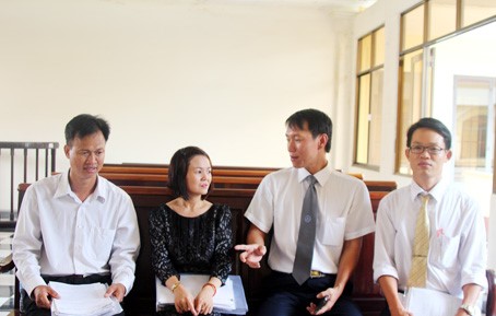 Chị Nguyễn Thanh Uyển và các luật sư của Trung tâm tư vấn pháp luật Công đoàn trao đổi trước một phiên xử Ảnh T.A