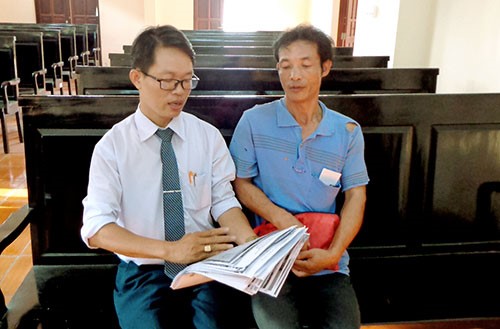 Luật sư Lê Tấn Tý (trái) cùng anh Miền tại phiên tòa ngày