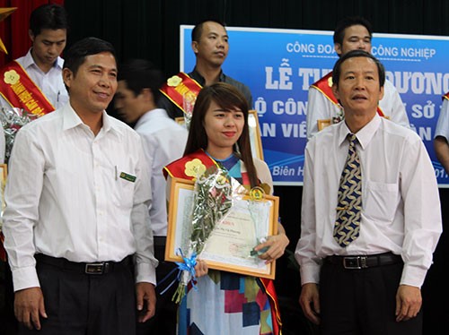 Chị Phương được Công đoàn Khu công nghiệp Biên Hòa khen thưởng nữ cán bộ Công đoàn tiêu biểu năm 2017