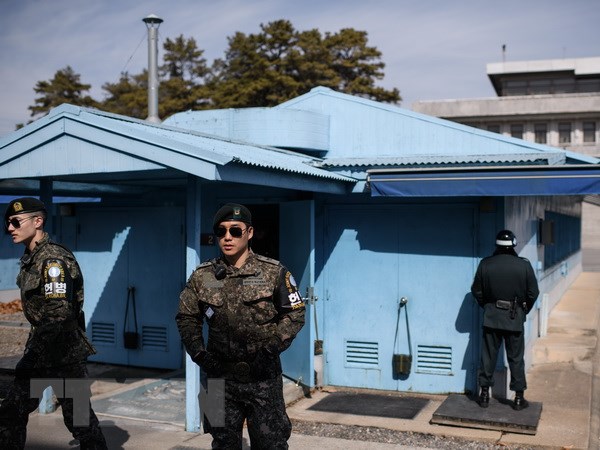 Binh sỹ Hàn Quốc gác tại khu vực làng đình chiến Panmunjom, khu phi quân sự hóa DMZ giữa hai miền Triều Tiên, ngày 21/2. (Nguồn: AFP/TTXVN)