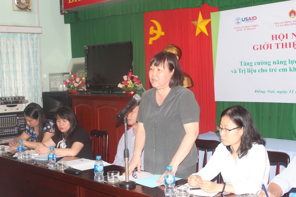 Bà Nguyễn Thị Kiều Oanh, Phó giám đốc Sở Lao động – thương binh và xã hội phát biểu tại hội nghị