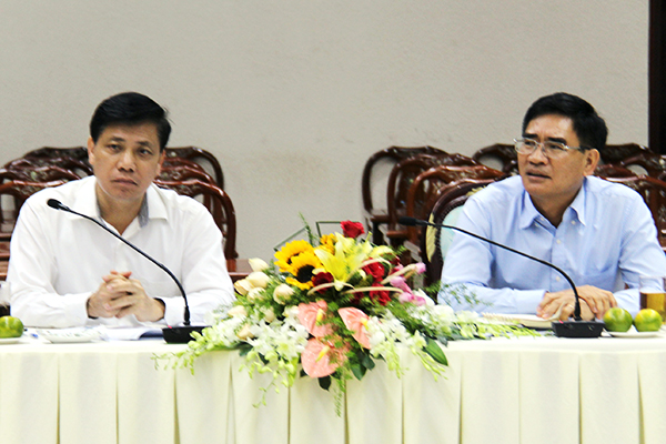 Thứ trưởng Bộ Giao thông - vận tải Nguyễn Ngọc Đông và Phó chủ tịch UBND tỉnh Trần Văn Vĩnh chủ trì buổi làm việc.
