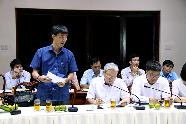 Đại diện Ban quản lý dự án các đường cao tốc phía Nam báo cáo về tình hình thực hiện công tác giải phóng mặt bằng dự án cao tốc Bến Lức - Long Thành đoạn qua địa bàn tỉnh Đồng Nai.