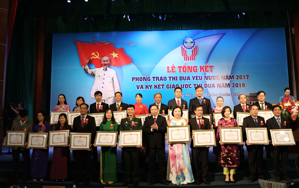 Phó chủ tịch HĐND tỉnh Phạm Ngọc Tuấn trao Bằng khen của UBND tỉnh cho các tập thể đạt thành tích trong phong trào thi đua yêu nước năm 2017
