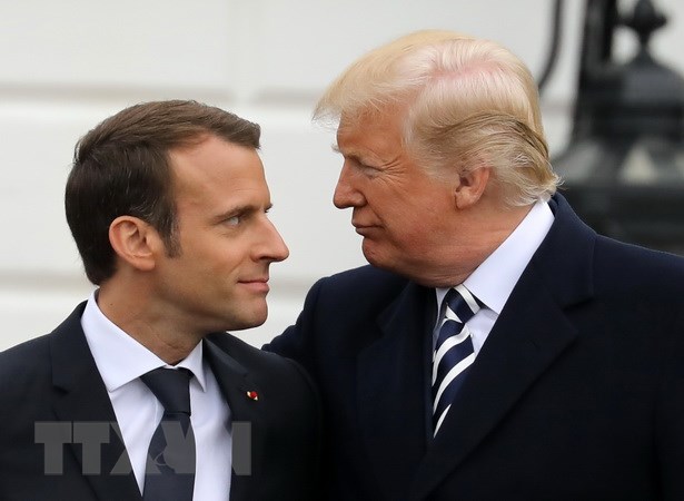 Tổng thống Pháp Emmanuel Macron (trái) và Tổng thống Mỹ Donald Trump trong cuộc gặp tại Washington DC., ngày 24/4. (Nguồn: AFP/TTXVN)
