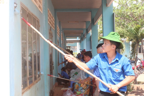 Đoàn viên thanh niên Đoàn cơ sở Công ty TNHH Changshin Việt Nam sơn lại lớp học ở Trường tiểu học Phú Lý (xã Phú Lý, huyện Vĩnh Cửu).