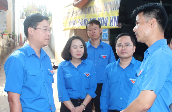 Đồng chí Lê Quốc Phong (bìa trái), Ủy viên dự khuyết Trung ương Đảng, Bí thư thứ nhất Trung ương Đoàn trao đổi với Bí thư Đoàn phường Long Bình (TP. Biên Hòa) về tình hình thanh niên công nhân