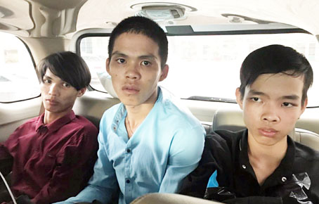 Nguyễn Văn Đương (giữa) cùng các đối tượng trong băng cướp đêm vừa bị Công an TP.Biên Hòa bắt.