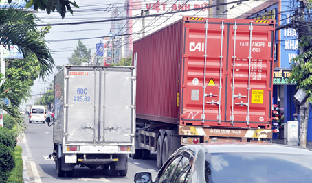 Một xe container chạy tốc độ cao trên đường Đồng Khởi để vượt lên xe tải chạy cùng chiều.