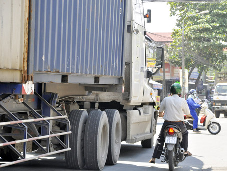Thậm chí, một số người còn đứng tránh nắng ngay cạnh xe container.