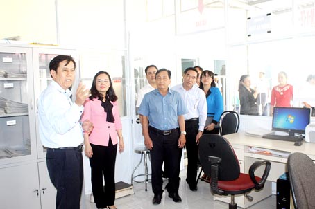 Bác sĩ Nguyễn Thi Văn Văn, Giám đốc Trung tâm y tế huyện Long Thành, giới thiệu các phòng khám, điều trị bệnh cho bệnh nhân nhiễm HIV/AIDS trong Phòng khám đa khoa. Ảnh: H.DUNG