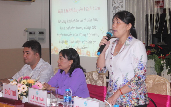 Bà Lê Thị Thái, Phó chủ tịch thường trực Hội Liên hiệp phụ nữ tỉnh phát biểu tại tọa đàm
