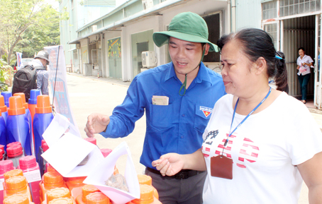 Đoàn viên, thanh niên Công ty xăng dầu Đồng Nai (TP.Biên Hòa) giới thiệu sản phẩm của công ty đến với người tiêu dùng.