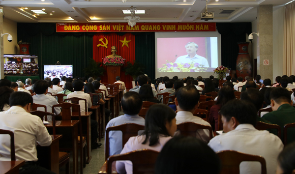 Các đại biểu đầu cầu Đồng Nai nghe đồng chí đồng chí Trần Quốc Vượng, Thường trực Ban Bí thư, phát biểu chỉ đạo tại hội nghị