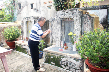 Ông Nguyễn Đức Thùy (76 tuổi, ở hẻm 39, KP.3, phường Trung Dũng, TP.Biên Hòa) trông giữ mộ Trịnh Hoài Đức đã 25 năm.