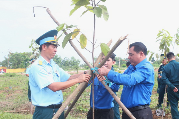 Bí thư Tỉnh đoàn Nguyễn Cao Cường (phải) và Trung tá Nguyễn Duy Chiến (trái), Phó chính ủy Trung đoàn 931 cố định cây vừa trồng 