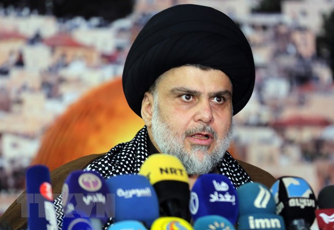 Giáo sỹ Hồi giáo dòng Shiite Moqtada al-Sadr phát biểu với báo giới tại Najaf, Iraq. (Nguồn: AFP/TTXVN)