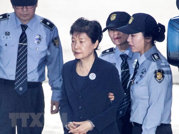 Cựu Tổng thống Hàn Quốc Park Geun-hye (phía trước) tới tòa án quận trung tâm Seoul ngày 23/5/2017. (Ảnh: THX/TTXVN)