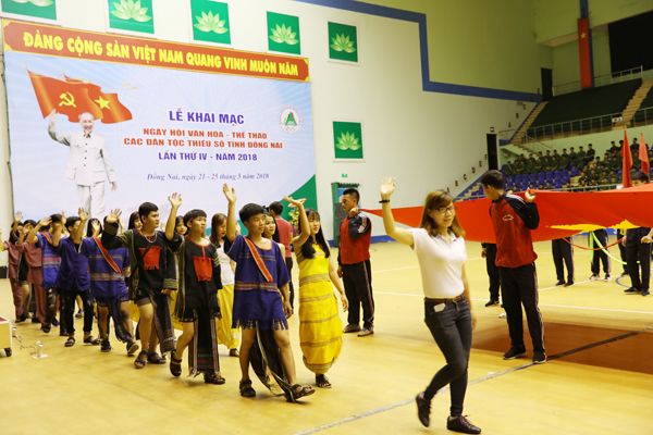 Các đơn vị diễu hành tại lễ khai mạc.