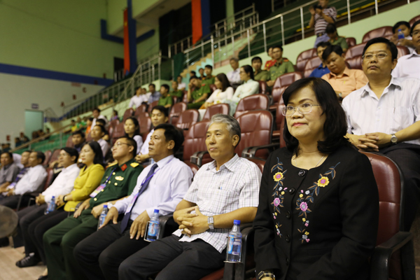 Các đại biểu tham dự lễ khai mạc ngày hội