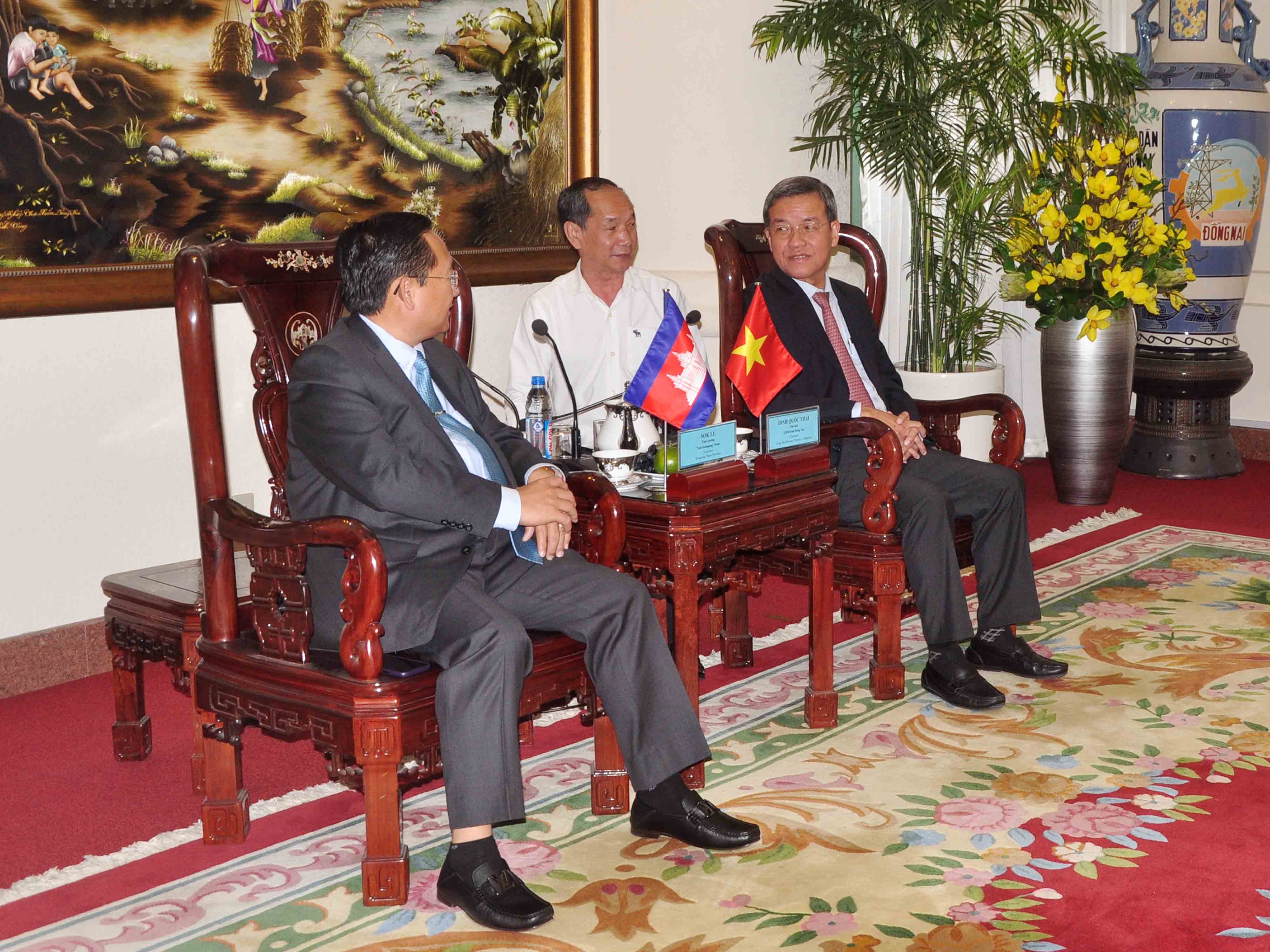 Chủ tịch UBND tỉnh Đinh Quốc Thái (phải) làm việc cùng và ông Sok Lu, Tỉnh trưởng tỉnh Kampong Thom (ảnh: Đăng Tùng)