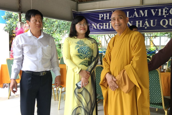 ĐC Nguyễn Hòa Hiệp, tặng qùa và thăm hỏi chư tôn đức huyện Nhơn Trạch.