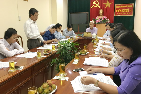 Đồng chí Trần Văn Quang, Trưởng ban Pháp chế HĐND tỉnh trao đổi kết quả tiếp công dân và giám sát ở các đơn vị.