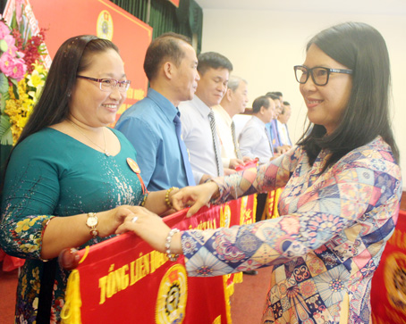 Chủ tịch Liên đoàn Lao động tỉnh Nguyễn Thị Như Ý trao cờ thi đua toàn diện của Tổng liên đoàn Lao động Việt Nam cho tập thể các Công đoàn cơ sở trong tỉnh đạt thành tích xuất sắc.