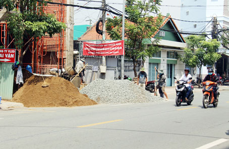 Những đống cát, đá của một công trình xây dựng chiếm dụng một phần lòng đường trên đường Cách Mạng Tháng Tám (TP.Biên Hòa), đoạn gần với nút giao Cách Mạng Tháng Tám - Nguyễn Ái Quốc. Đây là đoạn đường thường xuyên có lượng xe lưu thông đông.