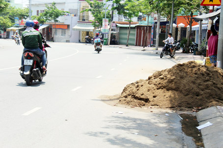 Tương tự, cát xây dựng bị đổ ra một phần lòng đường trên đường Huỳnh Văn Lũy (TP.Biên Hòa).