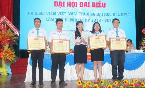 Chị Hồ Hồng Nguyên, Phó bí thư Tỉnh đoàn, Chủ tịch Hội Sinh viên tỉnh tặng bằng khen của Trung ương Hội Sinh viên Việt Nam cho 4 cá nhân. 