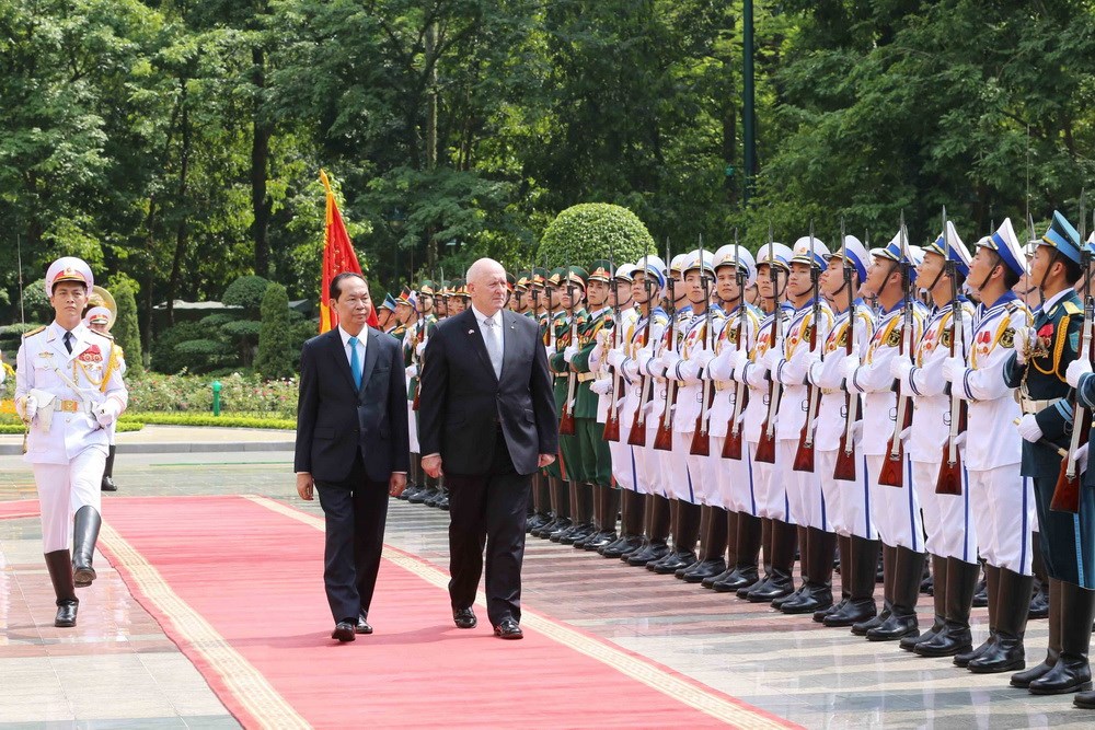 Chủ tịch nước Trần Đại Quang và Toàn quyền Australia Peter Cosgrove duyệt Đội danh dự Quân đội nhân dân Việt Nam. (Ảnh: Nhan Sáng/TTXVN)
