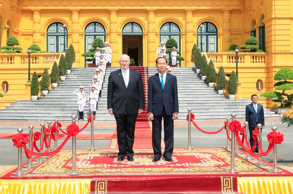 Chủ tịch nước Trần Đại Quang và Toàn quyền Australia Peter Cosgrove trên bục danh dự nghe quân nhạc cử Quốc thiều hai nước. (Ảnh: Nhan Sáng/TTXVN)