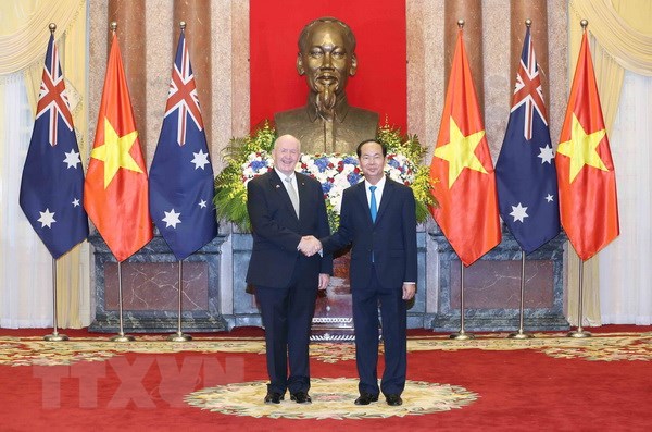 Chủ tịch nước Trần Đại Quang chụp ảnh chung với Toàn quyền Australia Peter Cosgrove trước khi bước vào hội đàm. (Ảnh: Nhan Sáng/TTXVN)