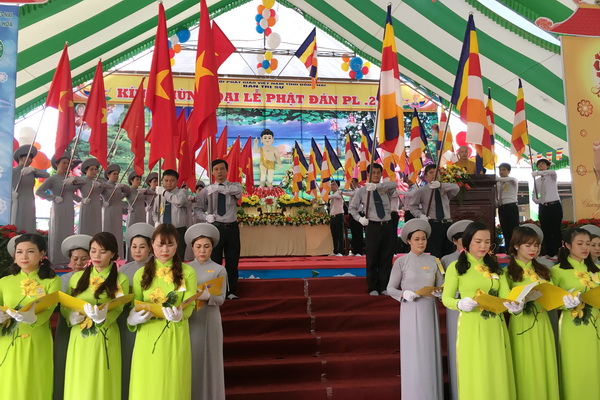 Gia đình phật tử chùa Viên Giác (TP.Biên Hòa), hát Quốc ca và ca ngợi về Đức Phật trong ngày Đại lễ Phật đản.