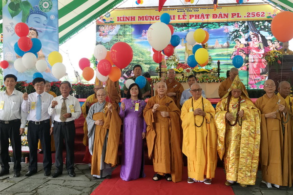 Lãnh đạo tỉnh và Ban Trị sự Giáo hội Phật giáo tỉnh thả bong bóng cầu nguyện hòa bình.