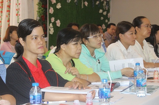 Đại biểu tham dự hội thảo lắng nghe những kinh nghiệm của đồng nghiệp