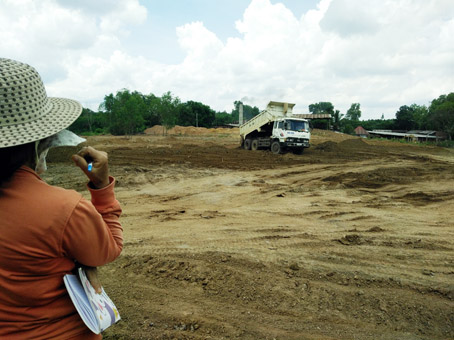 Đất từ mỏ của Công ty TNHH một thành viên Đại Hữu Nghị được bán cho người dân ở ấp Hòa Bình, xã Đông Hòa (huyện Trảng Bom) để san lấp mặt bằng.