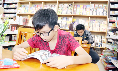 Thiếu nhi tìm đọc sách tại Nhà sách Fahasa Biên Hòa. Ảnh: S.THAO