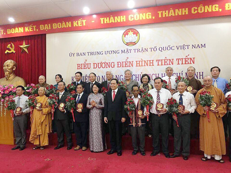 Chủ tịch Ủy ban MTTQ tỉnh Huỳnh Văn Tới (hàng đầu, thứ 4 từ trái sang) được biểu dương tại hội nghị điển hình tiên tiến thi đua ái quốc.