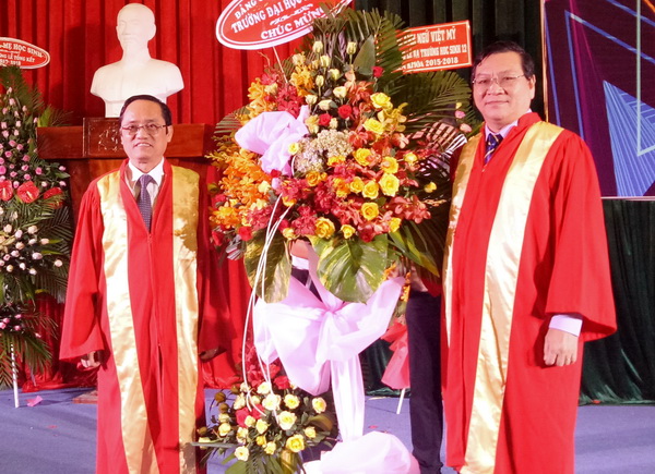 TS.Trần Minh Hùng, Hiệu trưởng Trường đại học Đồng Nai tặng hoa chúc mừng thầy trò Trường Phổ thông thực hành sư phạm hoàn thành khóa học đầu tiên.