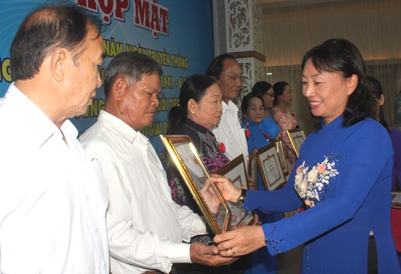 Bà Bùi Thị Liễu, Phó chủ tịch Ủy ban Mặt trận Tổ quốc tỉnh trao bằng khen của UBND tỉnh cho gương điển hình người cao tuổi sản xuất kinh doanh giỏi