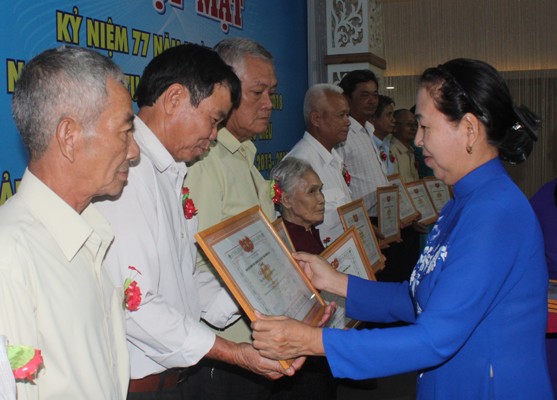 Bà Nguyễn Thị Kim Liên, Trưởng ban đại diện Hội Người cao tuổi tỉnh tặng giấy khen cho gương điển hình người cao tuổi sản xuất kinh doanh giỏi