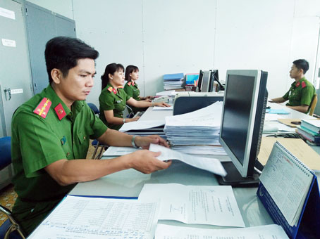Cán bộ Phòng Cảnh sát quản lý hành chính về trật tự xã hội Công an tỉnh chuẩn bị các nội dung cho việc triển khai xây dựng cơ sở dữ liệu quốc gia về dân cư.