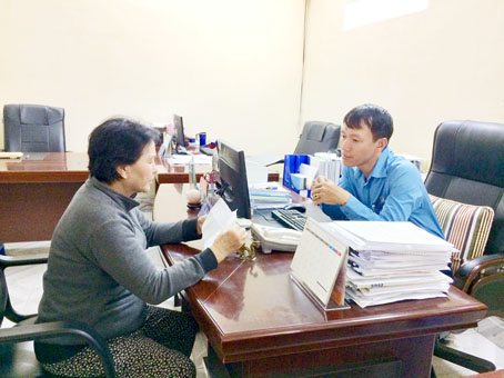 Luật sư Vũ Ngọc Hà đang tư vấn cho một lao động về việc bị cho thôi việc không đúng pháp luật.