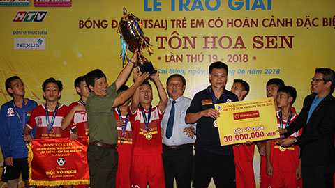 BTC trao cúp cho đội vô địch Hà Nội