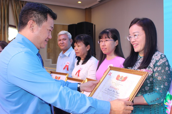Phó chủ tịch Liên đoàn Lao động tỉnh Tăng Quốc Lập tặng bằng khen của Liên đoàn Lao động tỉnh cho các cá nhân xuất sắc trong “Học tập và làm theo tư tưởng, đạo đức, phong cách Hồ Chí Minh”