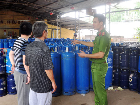 Cảnh sát phòng cháy, chữa cháy kiểm tra việc đảm bảo an toàn cháy, nổ tại Công ty TNHH khí hóa lỏng Đại Phát (TP.Biên Hòa).