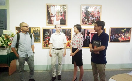 Nhiếp ảnh gia Nicolas Cornet (thứ 2 từ trái sang) chia sẻ với quan khách mối quan tâm về chùa Việt Nam.